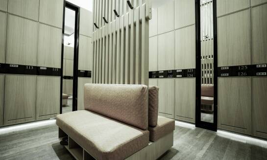 Nowoczesne drewniane drzwi: jak wybrać odpowiedni model do swojego wnętrza?