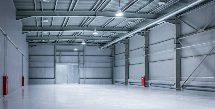 Jak skutecznie zarządzać instalacjami awaryjnego oświetlenia w schronach?