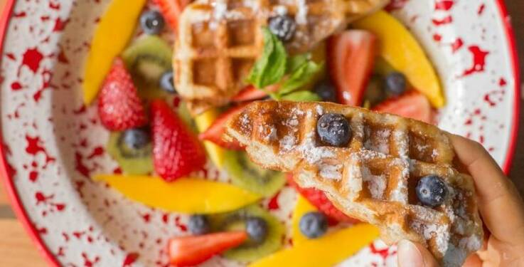 Najpopularniejsze lokale na śniadanie w Warszawie z możliwością rezerwacji