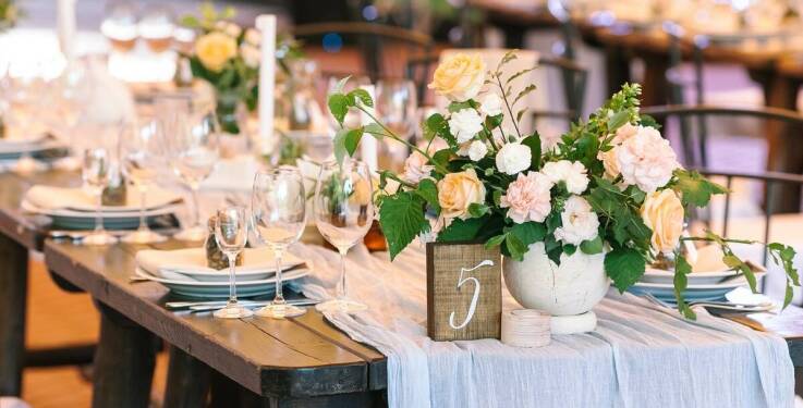 Jakie dodatkowe usługi oferują pensjonaty podczas organizacji wesel?