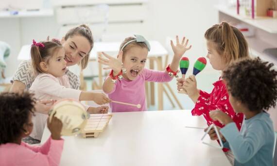 W jaki sposób niepubliczne przedszkola wspierają rozwój sensoryczny dzieci?