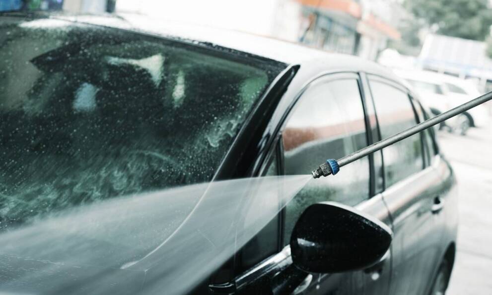 Zastosowanie zmiękczaczy w bezdotykowych myjniach – kluczowe informacje