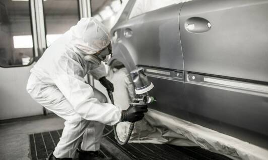 Profesjonalne naprawy blacharsko-lakiernicze w serwisie Skoda: jakie są etapy ich realizacji?