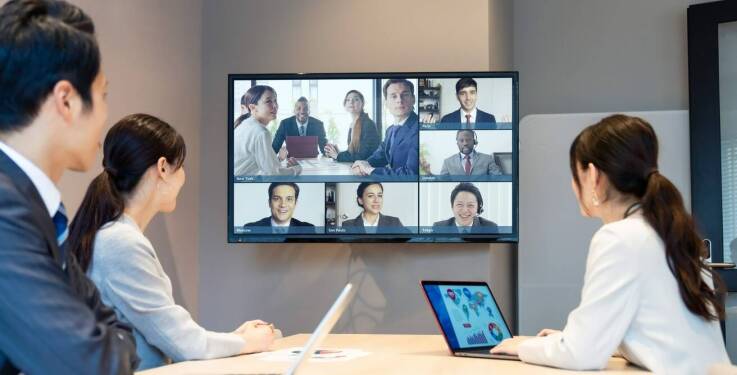 Wpływ profesjonalnych transmisji na doświadczenie uczestników na konferencjach online