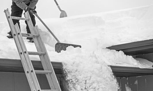 Odśnieżanie dachów – jakie usługi są dostępne w Warszawie?