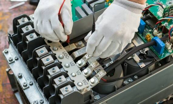 Zastosowania przemysłowe akumulatorów li-ion: kluczowe korzyści