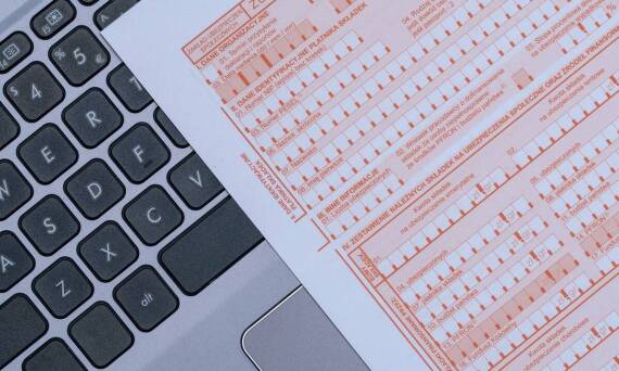 Jakie są różnice w procedurach uzyskiwania Kindergeld i zwrotu podatku w Niemczech?