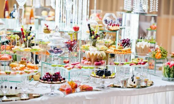 Słodkie stoły z elegancką nutą – propozycje na wyjątkowe przyjęcia