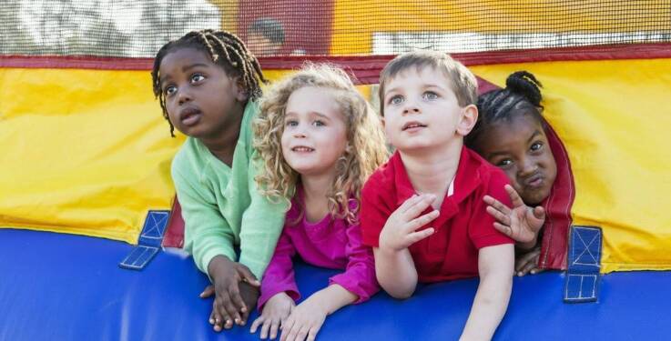 Duże dmuchane zjeżdżalnie – klucz do sukcesu każdej dziecięcej imprezy