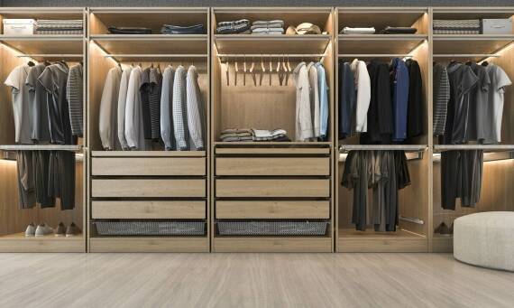 Szafa na wymiar: jak wybrać odpowiednie akcesoria?