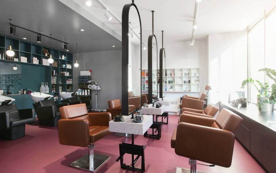Zakład fryzjerski i jego oferta dla osób z włosami cienkimi