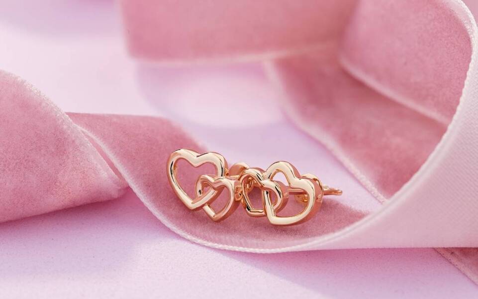 Tanie srebrne kolczyki: jak dbać o ich trwałość i blask?