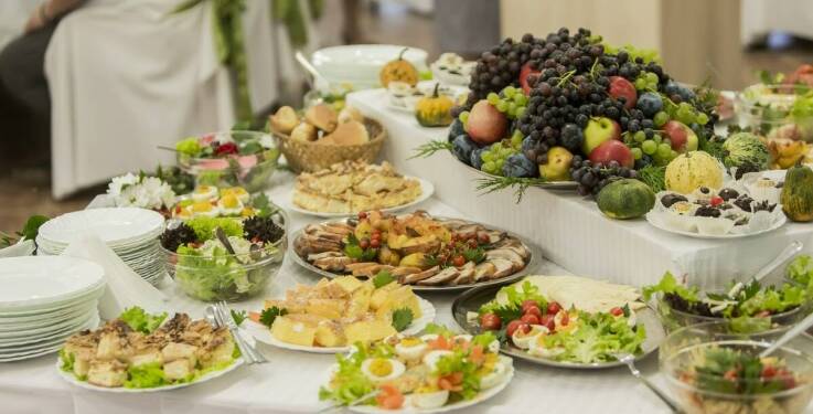 Jakie skrobiowe i warzywne dodatki oferujemy na przyjęciach okolicznościowych?