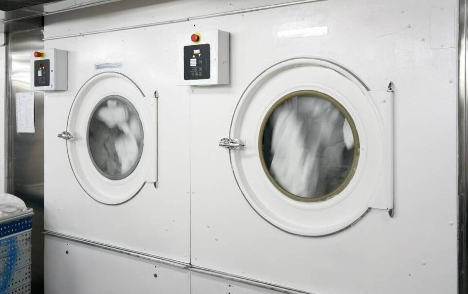 Jakie są najlepsze praktyki w praniu obrusów stosowane przez przemysłowe pralnie?