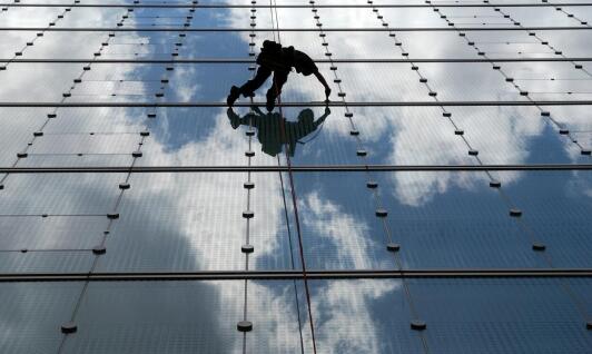 Mycie okien na wysokościach w centrach handlowych – co warto wiedzieć?