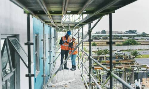 Jak odpowiednie kwalifikacje kierownika budowy wpływają na sukces projektu?