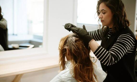 Profesjonalne doradztwo przy wyborze koloru włosów – jak salon pomaga?