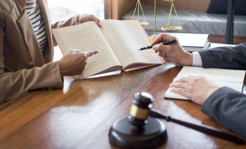 Jak adwokacka kancelaria wspiera klientów w administracyjnych sporach?