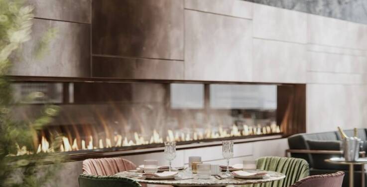 Szklane kieliszki do wina jako nieodłączny element stylowej kolacji.