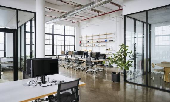 Optymalizacja przestrzeni w stalowej hali o powierzchni 100m2 dla efektywności operacyjnej