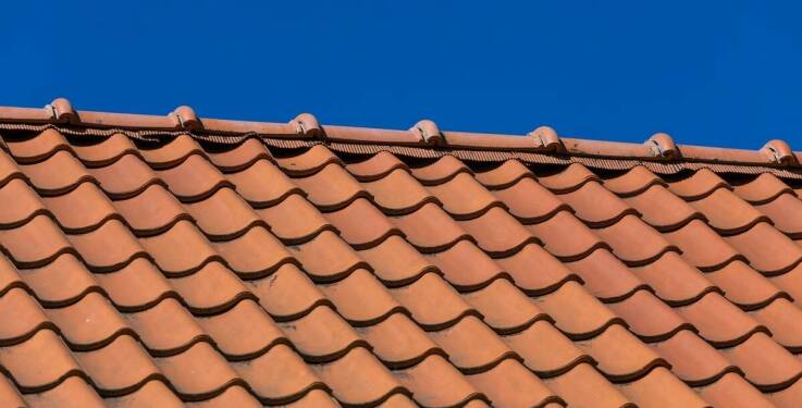 Wpływ jakości ceramicznych dachówek na trwałość i estetykę dachu