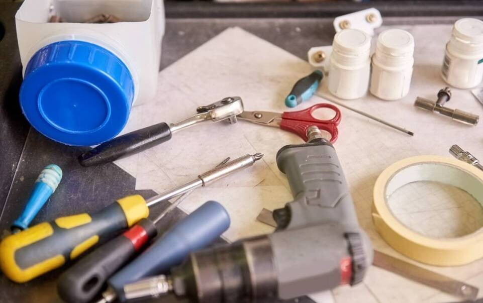 Jakie elementy uwzględnia się w procesie naprawy hydraulicznych rozdzielaczy?