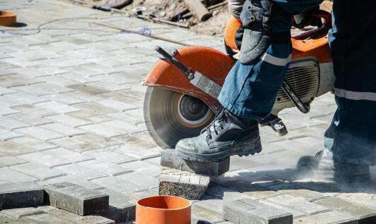 Wpływ nowoczesnych technologii na szybkość realizacji brukarskich projektów