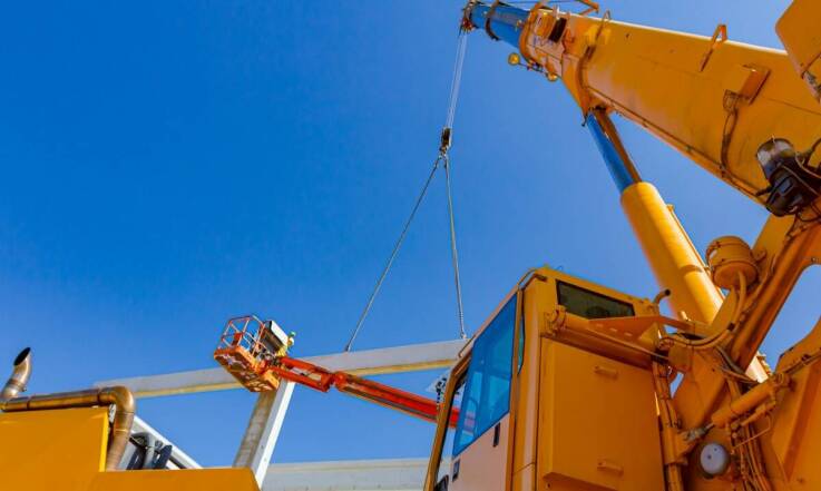 Wynajem dźwigów a bezpieczeństwo na placu budowy