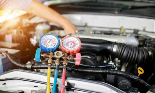 Jak mobilny serwis klimatyzacji dostosowuje się do potrzeb budowlanych maszyn?