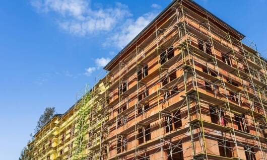 Wpływ opóźniania magazynów na dostępność budowlanych materiałów