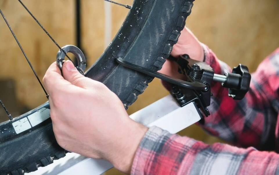 Proces naprawy roweru w profesjonalnym serwisie