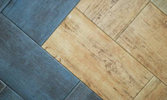 Kolorystyka dywanowych płytek jako element projektowania wnętrz