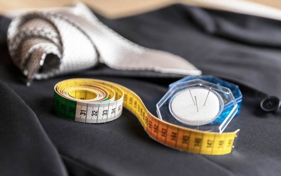 Znaczenie detali w projektowaniu ubrań szytych na miarę.