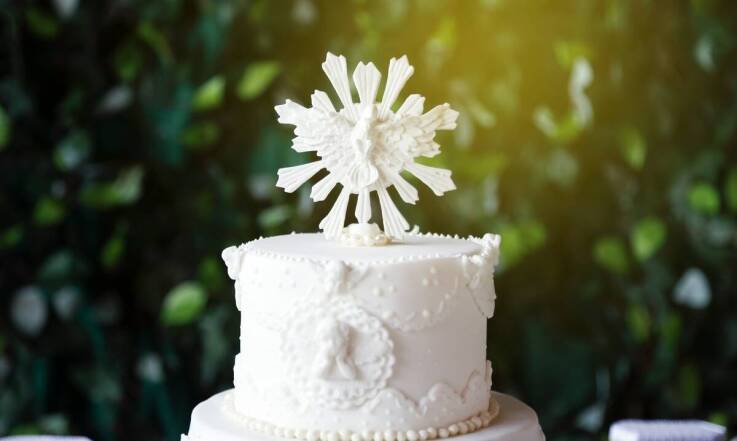 Kreatywne podejście do dekoracji tortów na komunię.