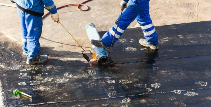 Profesjonalne usługi naprawy płaskich dachów: dlaczego warto z nich skorzystać?