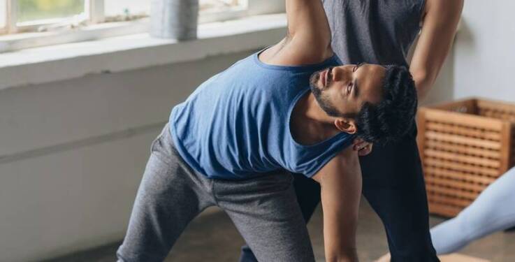 Praktyka jogi Vinyasa w grupie – zalety wspólnej sesji