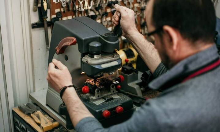 Rola nowoczesnego sprzętu w efektywnym dorabianiu samochodowych kluczy