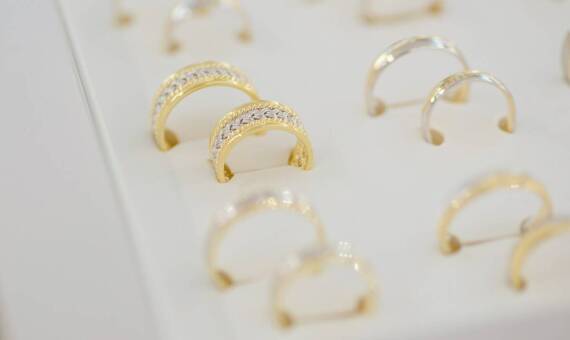 Czy warto wybrać zaręczynowy pierścionek z białego czy żółtego złota?