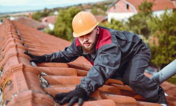 Kompleksowe dekarskie usługi: Co warto wiedzieć przed wyborem wykonawcy?