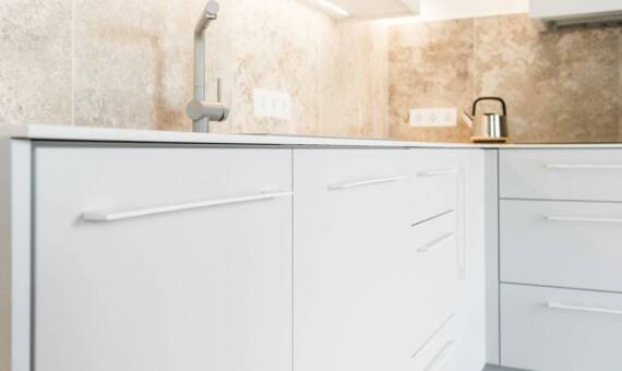 Zalety regulowanych kuchennych stopek w codziennym użytkowaniu