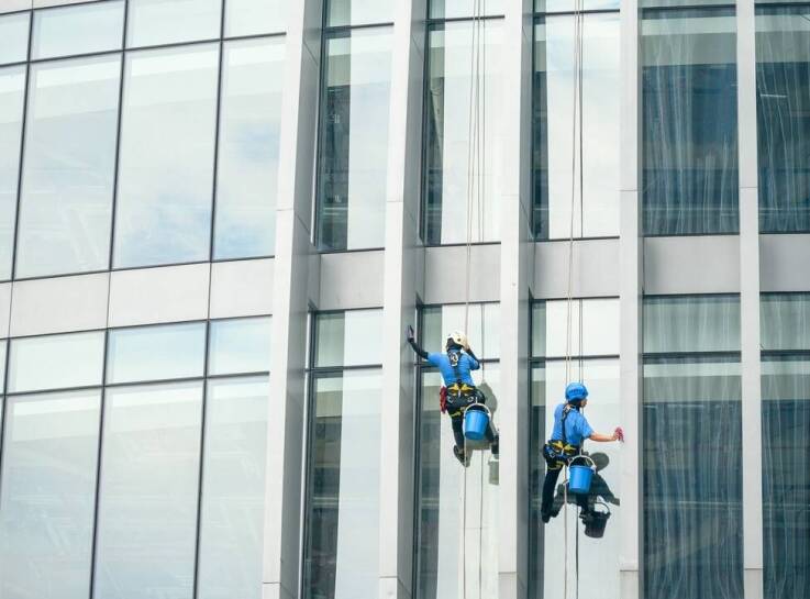 Jakie są zalety korzystania z usług firmy sprzątającej przy czyszczeniu elewacji?