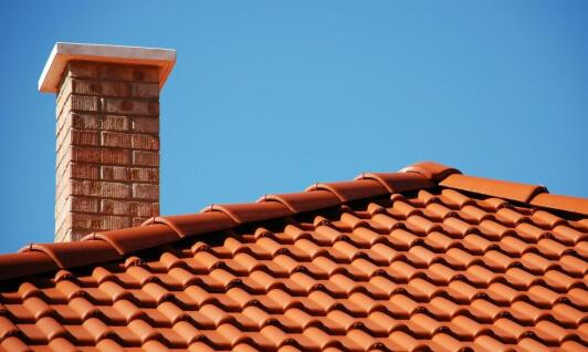 Wpływ profesjonalnego malowania dachów na ochronę przed wilgocią