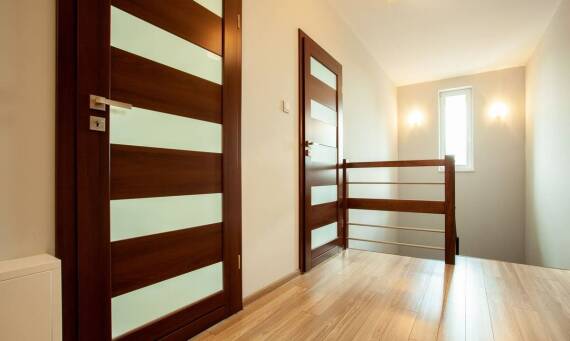 Jakie materiały dominują w produkcji wewnętrznych nowoczesnych drzwi?