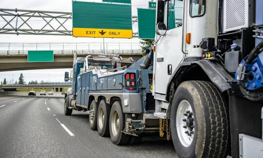 Holowanie TIR-a a organizacja naprawy pojazdu – jak to działa?