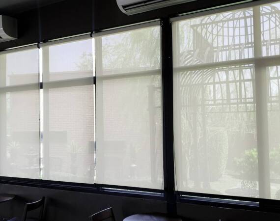 Jakie rolety na dachowe okna wybrać do kuchni, aby połączyć funkcjonalność z estetyką?