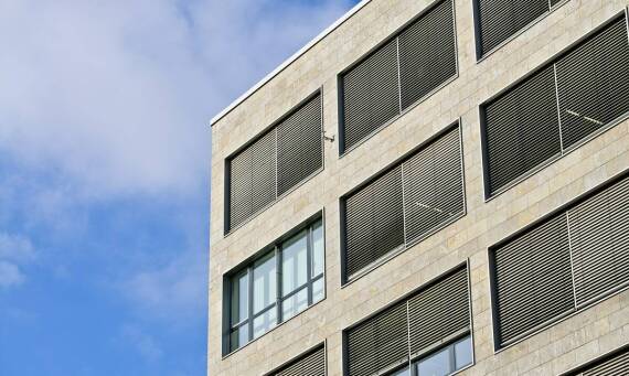 Czym kierować się przy wyborze natynkowych rolet zewnętrznych?