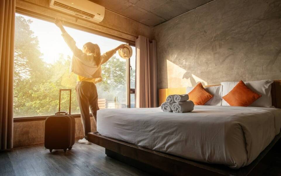 Jak montaż klimatyzatora wpływa na cieplny komfort w hotelach?