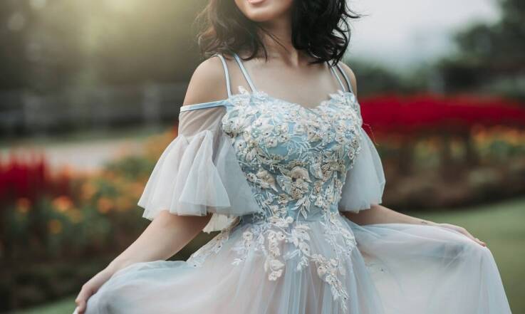 Lekkie i stylowe ponczo do sukienki na wiosnę – propozycje