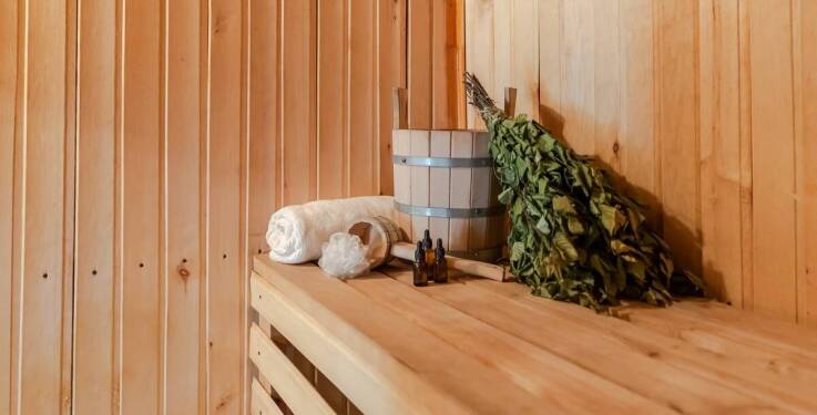 Komfortowa strefa relaksu: jacuzzi i sauna w domkach do wynajęcia