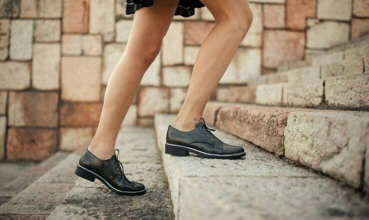 Damskie półbuty a elegancja: jak łączyć je z formalnymi ubraniami?